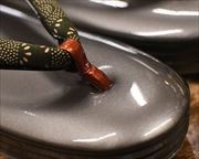 ３分３枚本革草履に爪唐草柄印伝三笠花緒　前壷