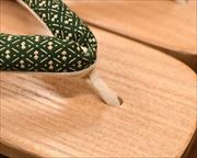 芳町に瓢箪柄印伝花緒　前壷