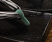 捌き三味舟形にゼブラ柄花緒　前壷