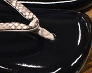 エナメル草履にニシキヘビ革細花緒　前壷