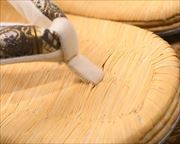 南部表草履に名物裂福林花緒　前壷