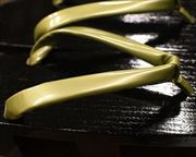 捌き芳町にエナメル花緒　花緒