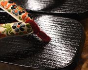 五分京に白革花緒　前壷