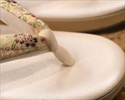 螺鈿入り草履に名物裂福林花緒　前壷