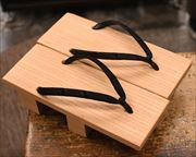 黒黒印伝のお揃い下駄　前壷