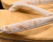 南部表草履にリス柄刺繍花緒　花緒