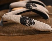 烏表付き舟形に髑髏刺繍花緒　前壷