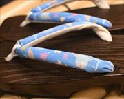 焼き右近にマンボウ柄花緒　前壷
