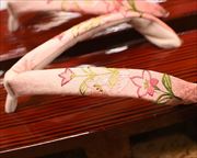 糸春雨相三味に花柄刺繍花緒　前壷