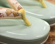 エナメル草履に文庫革福林花緒　前壷