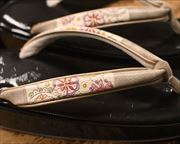 型押リング草履に文庫革花緒　花緒