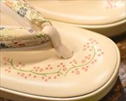 柄入りリング草履に名物裂花緒　前壷