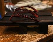 クシ目塗り真角に花緒　前壷