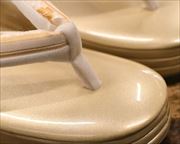 ５分３枚本革草履に名物裂福林花緒　前壷