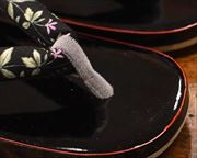 柄入り相右近に花柄花緒　前壷