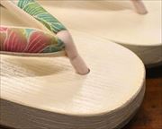 柄入り舟形に花柄福林花緒　前壷