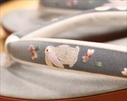 エクセーヌ天草履にウサギ柄刺繍花緒　前壷