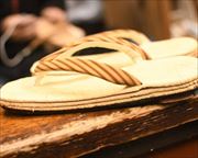 ３枚重ね南部表草履に三本縞柄ふすべ印伝花緒　前壷