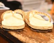 ３枚重ね南部表草履に三本縞柄ふすべ印伝花緒　花緒