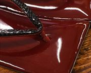エナメル真角草履にヘビ革花緒　前壷