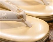 ２ノ３枚芯本革草履に名物裂福林花緒　前壷