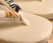 艶消し草履にちりめん紅型花緒　前壷