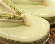 エナメル草履にメッシュ花緒　前壷