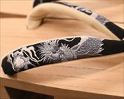 大下方に龍柄刺繍花緒　前壷