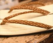 直付け籐表雪駄に交差縞柄ふすべ印伝丸花緒　前壷