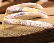 シコロ舟形に花柄花緒　前壷