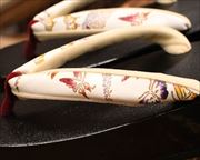 叩き舟形に蝶柄文庫革花緒　前壷