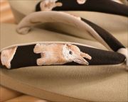 帆布草履にウサギ刺繍花緒　前壷