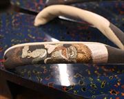 津軽塗大下方に風神雷神刺繍花緒　前壷