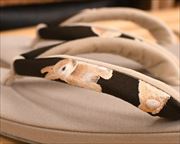 帆布草履にウサギ刺繍花緒　前壷