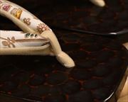 鎌倉彫芳町に枝垂れ花鳥柄文庫革花緒　前壷
