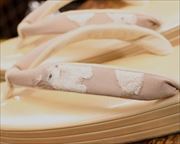 万能草履にウサギ刺繍花緒　前壷