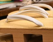 南部表付き横柾大日光に白革二石花緒　前壷