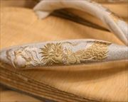 南部表草履に龍柄刺繍花緒　前壷