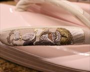 本革草履に風神雷神刺繍花緒　前壷