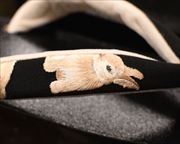 叩き舟形にウサギ刺繍花緒　前壷