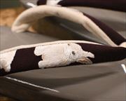 綿入れ草履にウサギ刺繍花緒　前壷