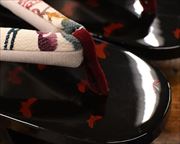 柄入り芳町に紅型福林花緒　前壷