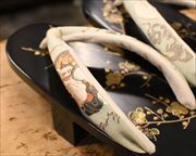 蒔絵付き小判に風神雷神刺繍花緒　前壷