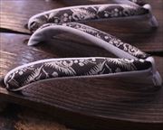 焼き大右近に帯地花緒　花緒