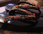 捌き舟形にリボン花緒　前壷アップ
