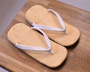 白と黒の南部雪駄　前壷アップ