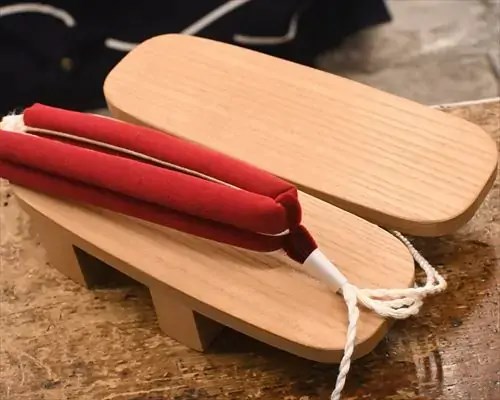白木芳町に赤色会津木綿花緒