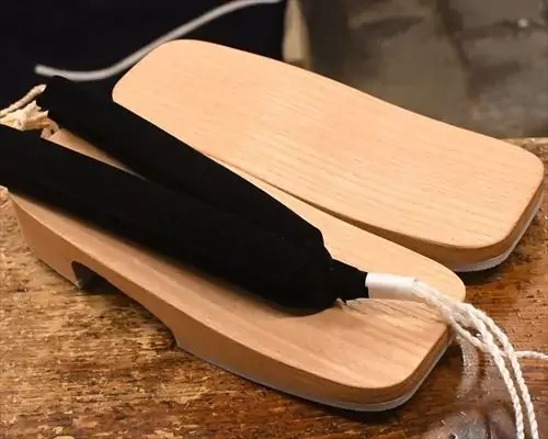 白木大右近に黒色ハイミロン花緒