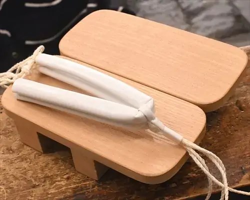 白木大角に白色合皮花緒