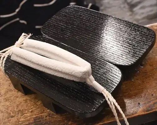 黒捌き大角に白色罠ビロード花緒